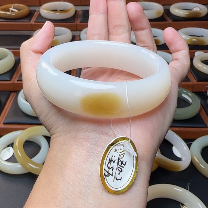 和田玉未镶嵌手镯粉底金糖57.7