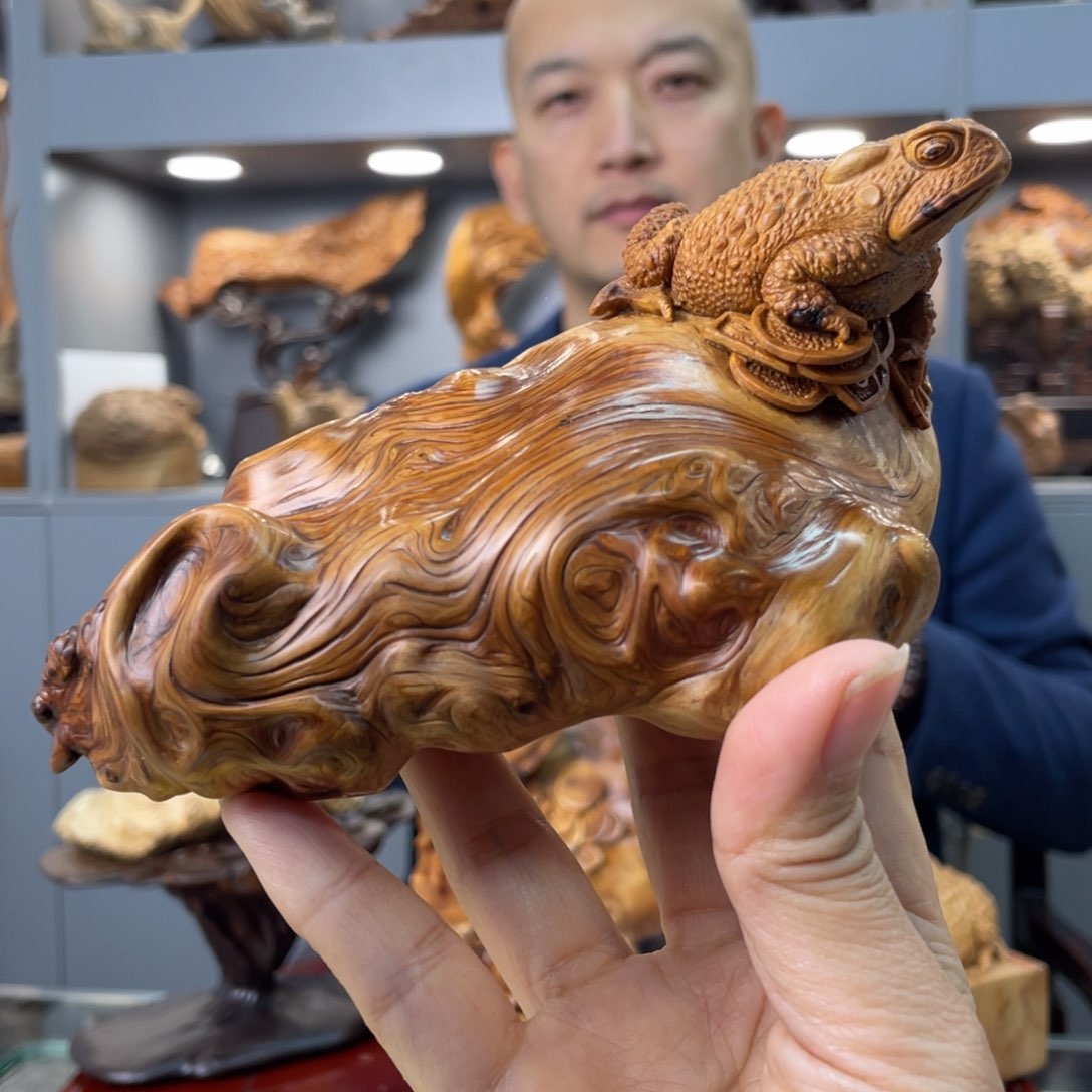 太行崖柏独根满纹理金蟾摆件