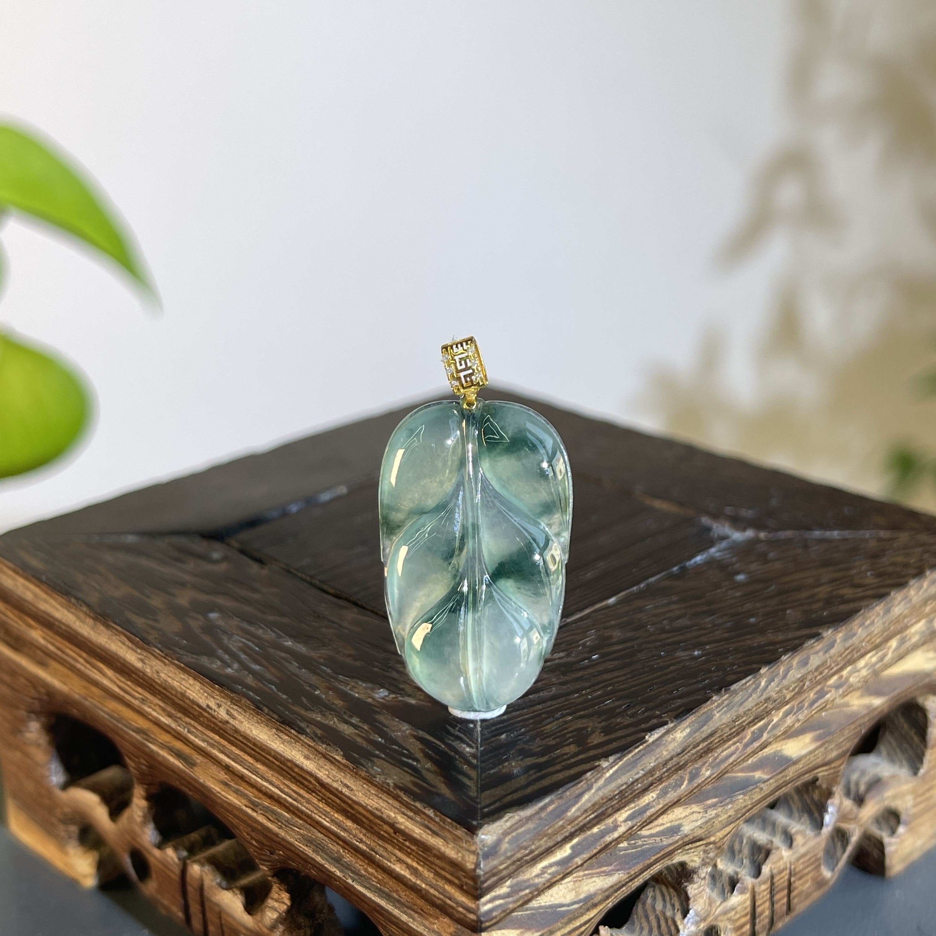 JTW21-189 天然缅甸A货翡翠  18K含钻扣头金枝玉叶