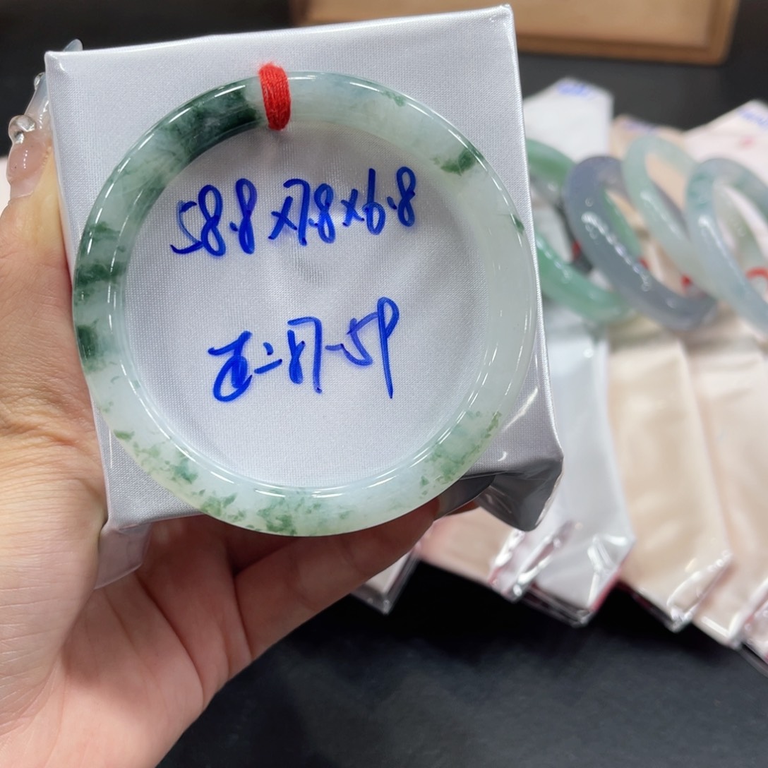 翡翠手镯未镶嵌菜*点翡翠