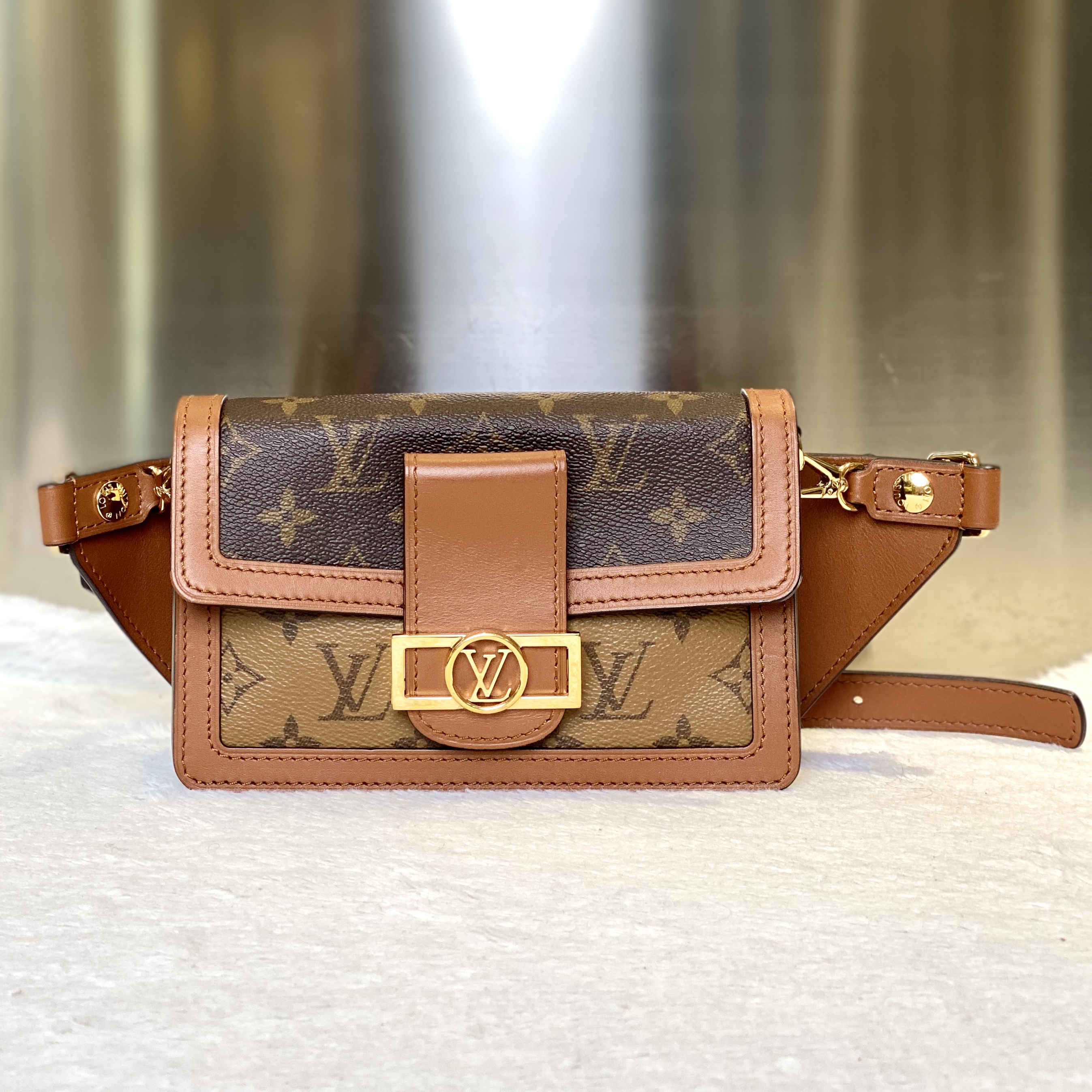 99新 LouisVuitton/路易威登 古有98新LV达芙妮腰包8129