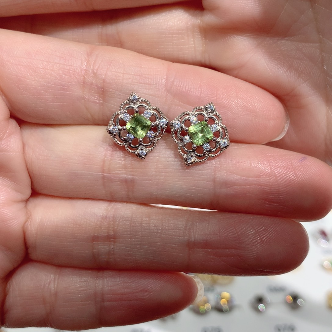 耳饰橄榄石银S925镶嵌