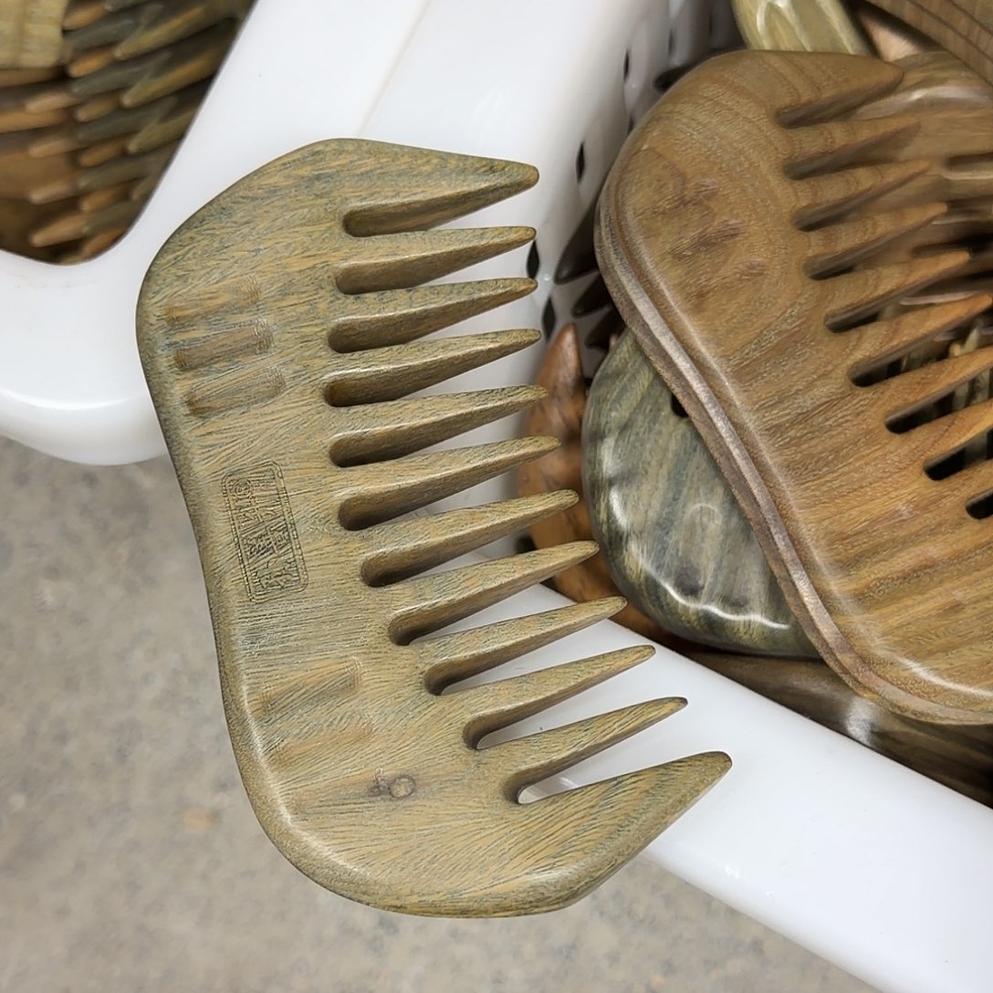 绿檀木小月梳子瑕疵