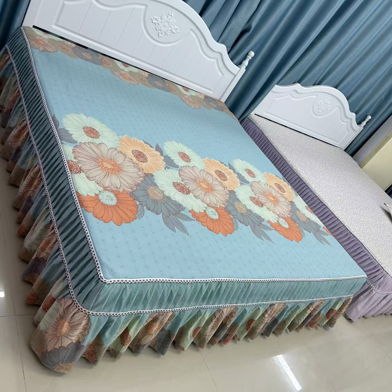 高端精品床罩（向阳花蓝）防滑加厚床单，枕套裙摆颜色随机裁剪