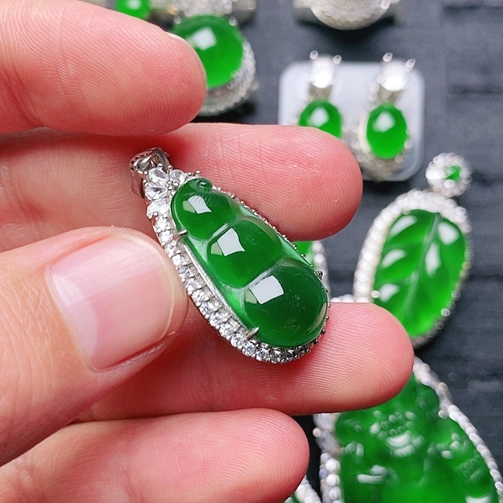 翡翠吊坠(赠链)未镶嵌福豆