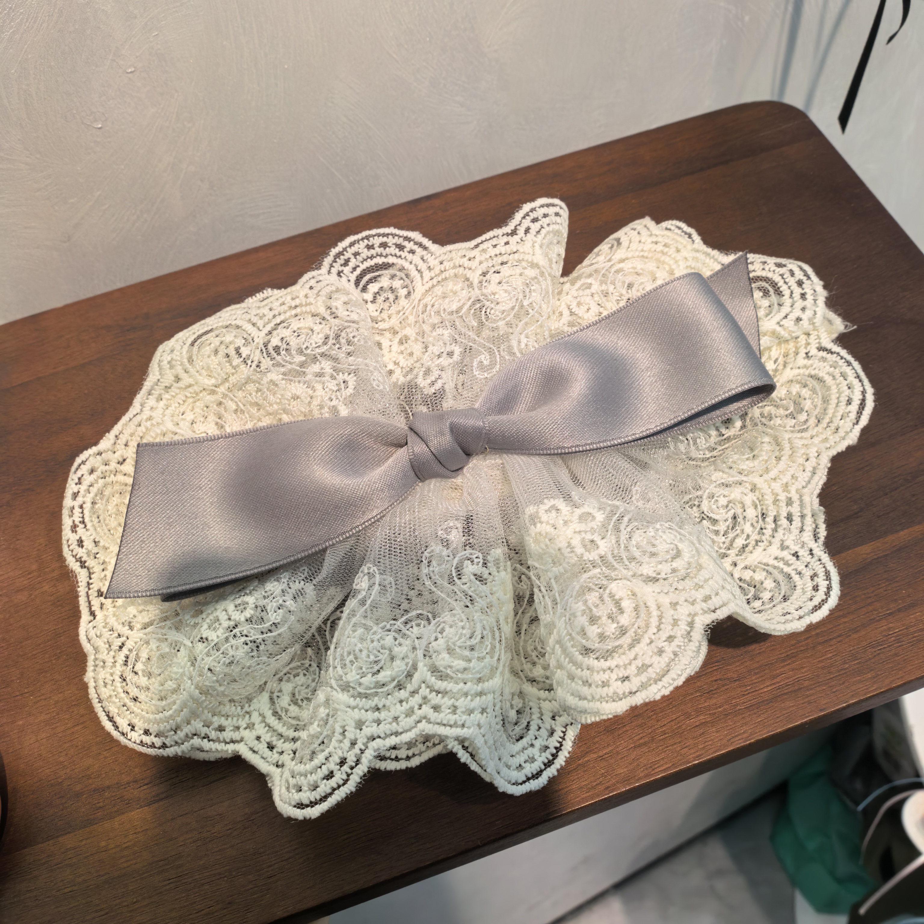 E047灰色蝴蝶结蕾丝大弹簧夹