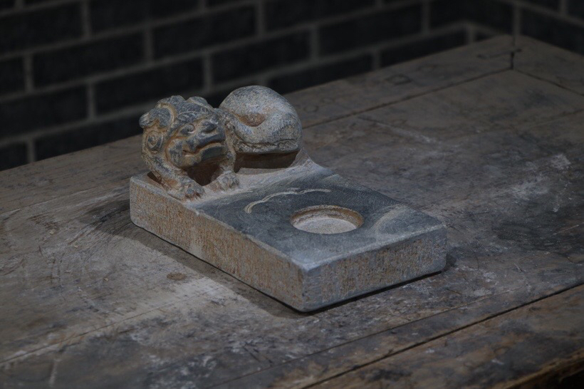 【天然青石雕刻狮子砚台】长20厘米，宽12厘米，高10厘米！