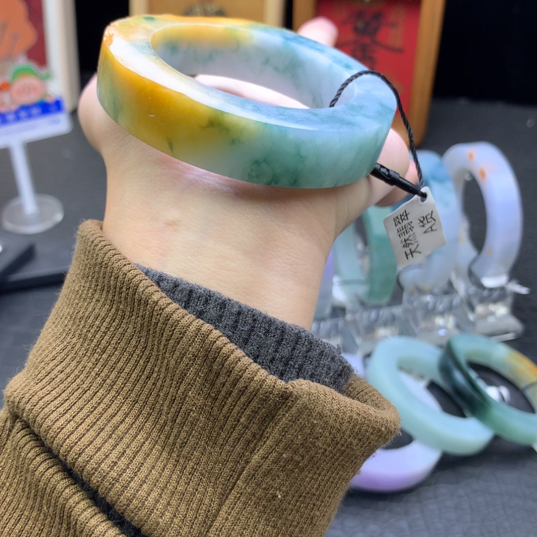 定制翡翠未镶嵌翡翠手镯