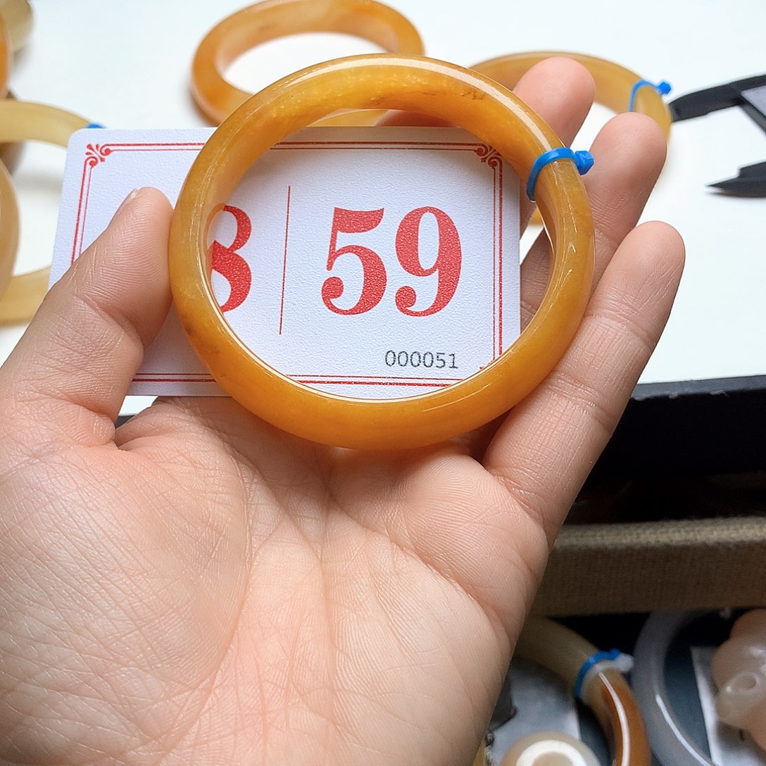 未镶嵌石英质玉（黄龙玉）手镯狮****?