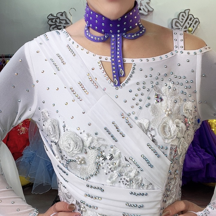 交谊舞和歌舞表演两种