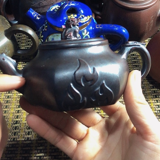 紫砂茶壶原矿泥料手工制作的紫砂壶。