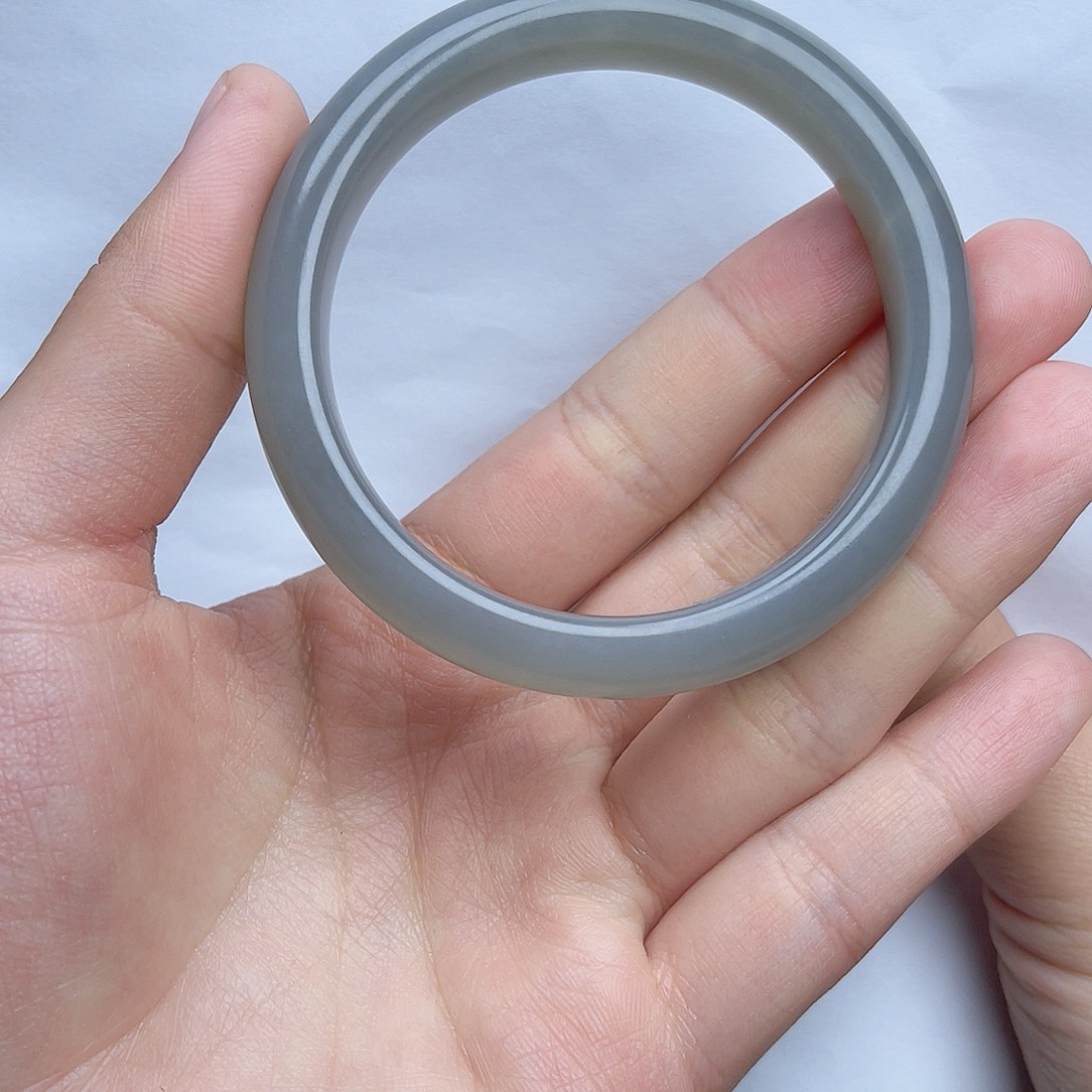 和田玉手镯56圈口。k k未镶嵌