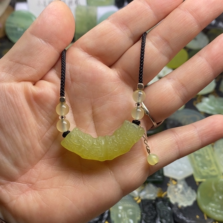 蛇纹石玉颈饰合金