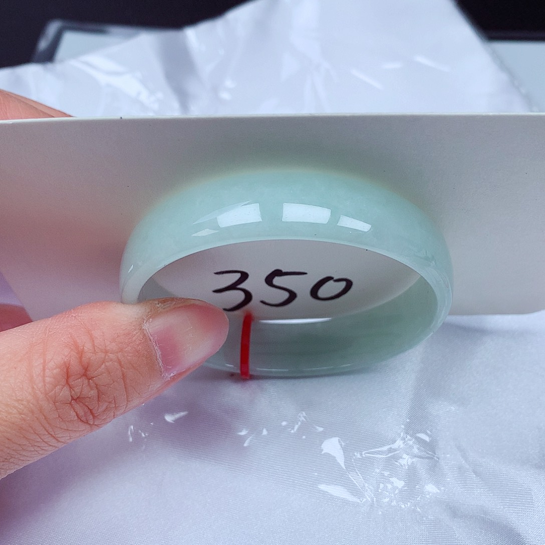 翡翠手镯未镶嵌翡翠