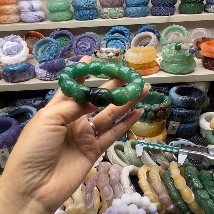 未镶嵌手镯石英岩玉