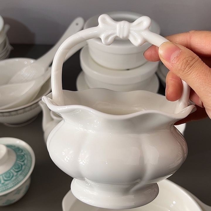 瓷片骨瓷纯白蝴蝶结花篮一个