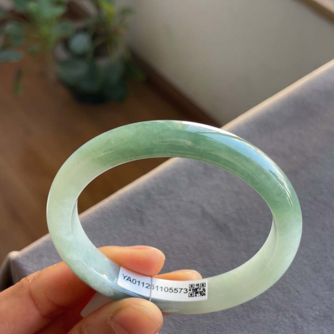 翡翠未镶嵌手镯贵妃
