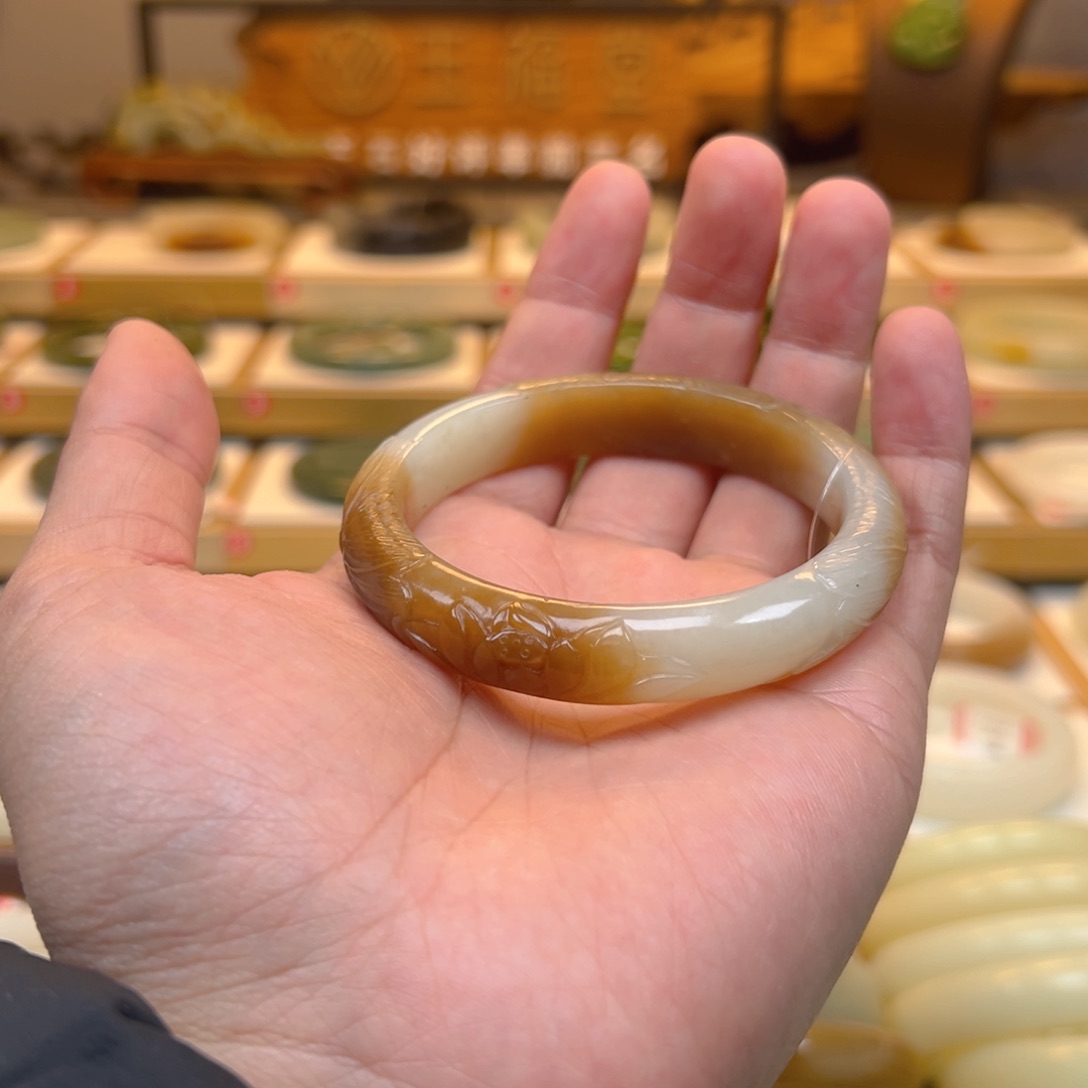 和田玉手镯未镶嵌苹**