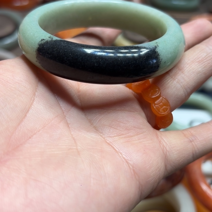 牛***褂石英岩玉合金颈饰