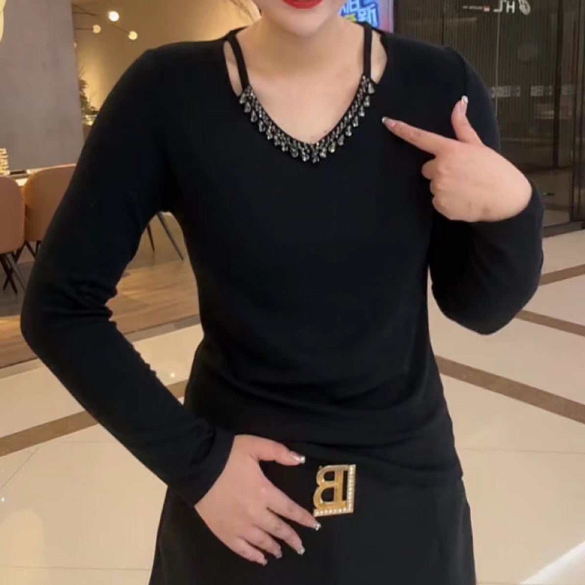 超美水钻慕斯绒V领衫