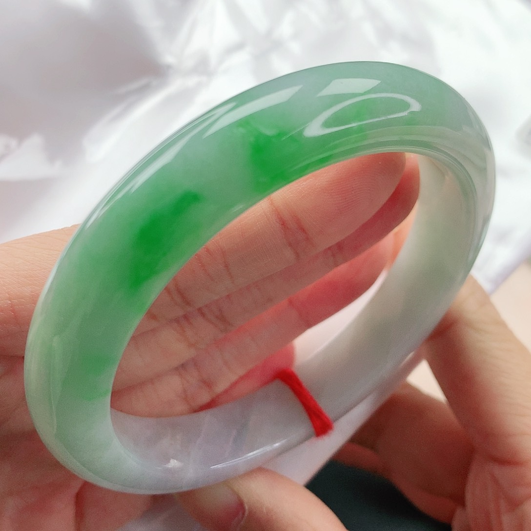 翡翠手镯未镶嵌茹*，