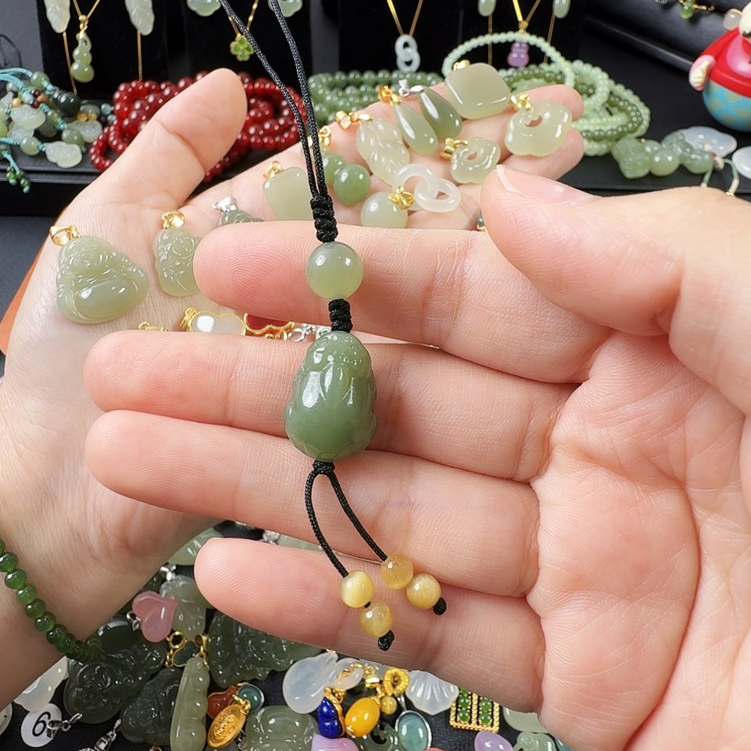 平***安和田玉未镶嵌颈饰