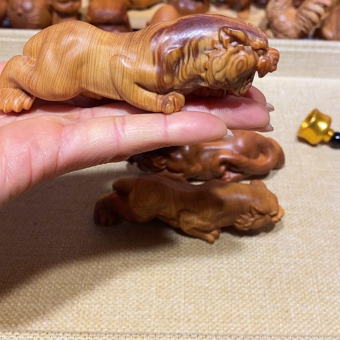 柏木（崖柏）环****司崖柏手把件，老虎