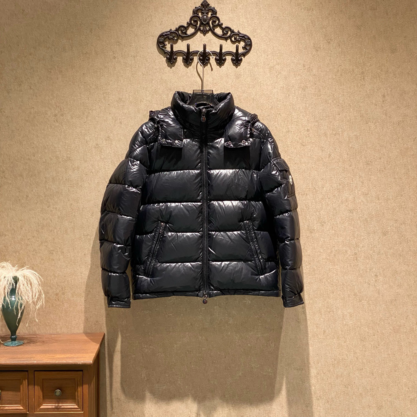 99新 MONCLER 黑色刺绣徽标羽绒服/黄金2码/99新/39677 