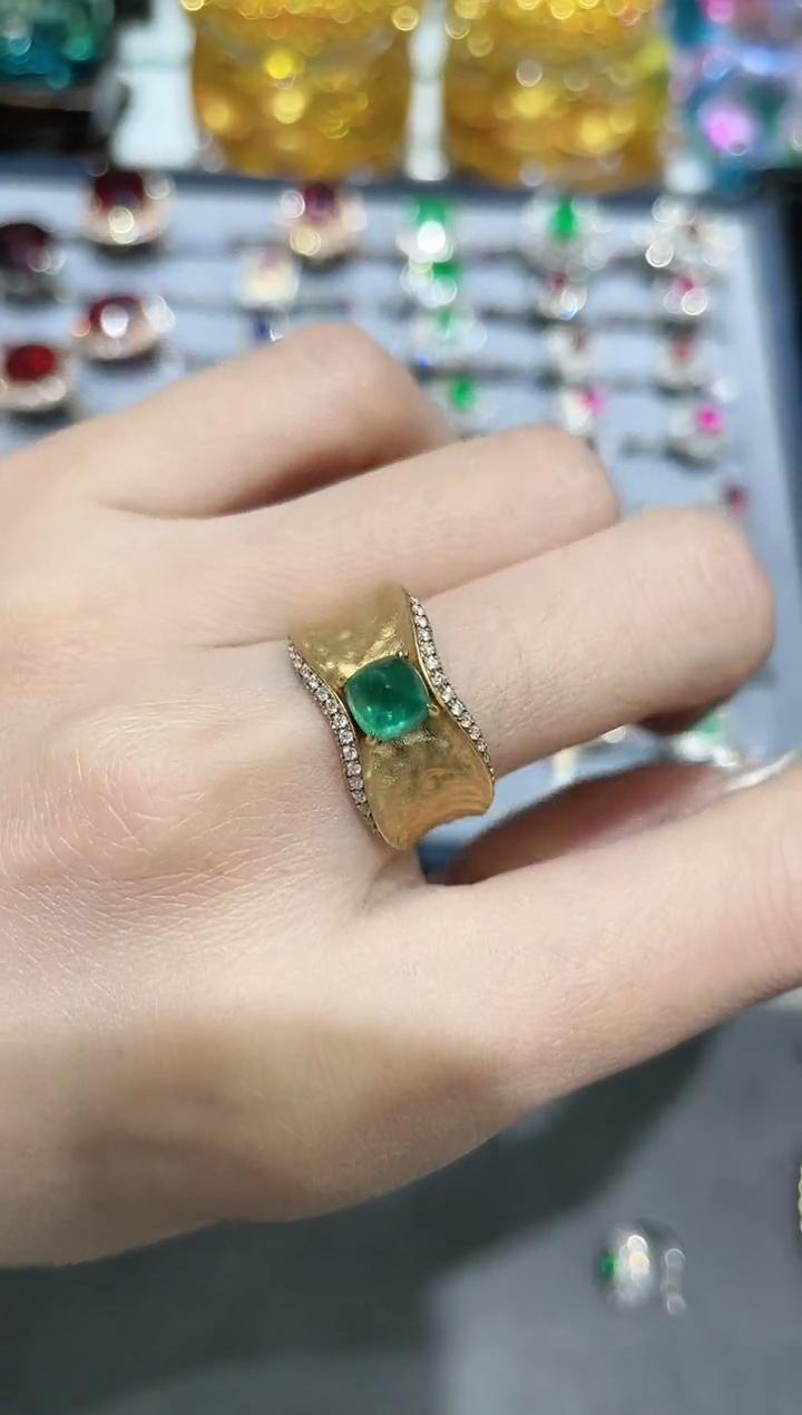 18K金镶嵌祖母绿戒指唐塔设计款