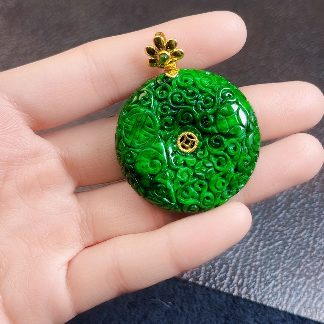 颈饰18K金镶嵌翡翠多样性