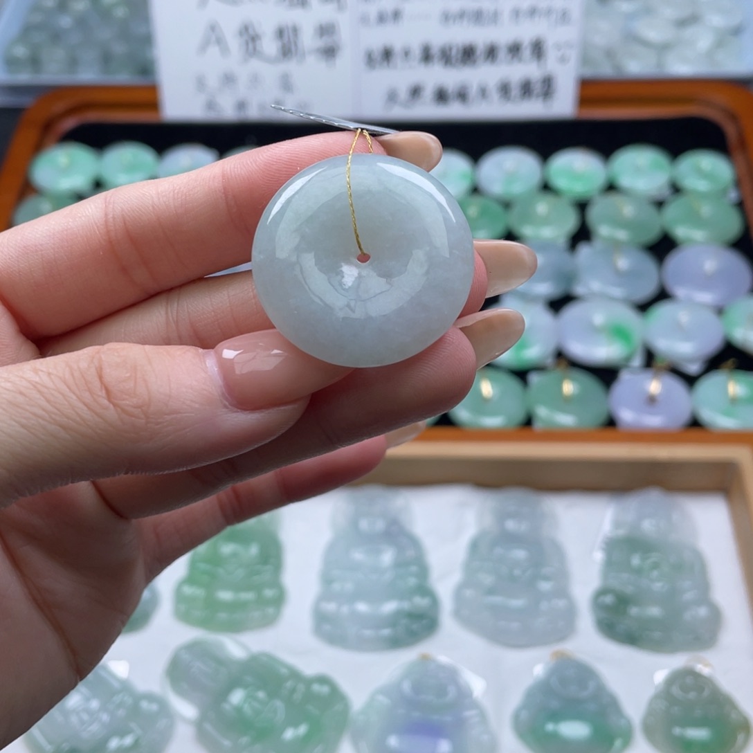 翡翠未镶嵌颈饰平安扣
