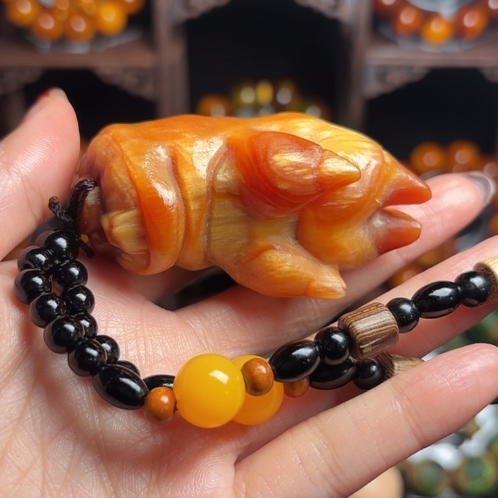 琥珀木手把件 抓钱