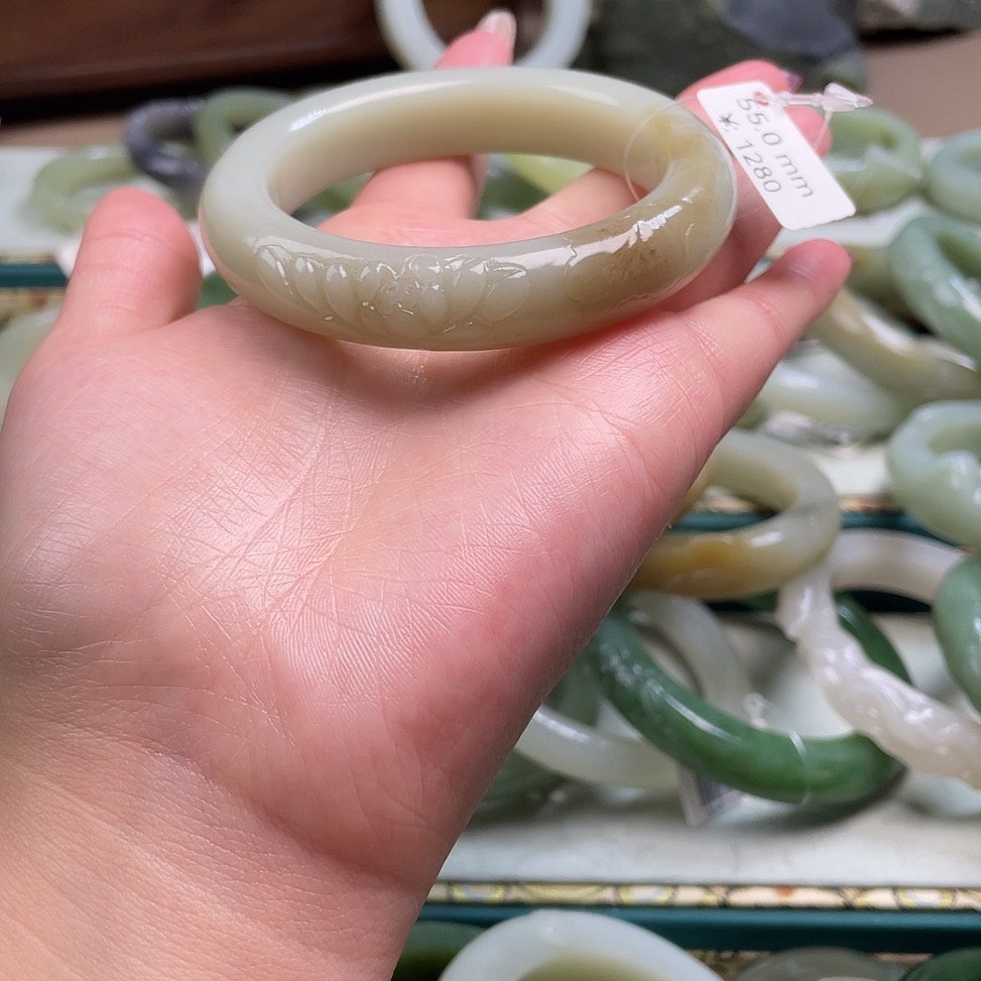 一***免和田玉未镶嵌手镯55