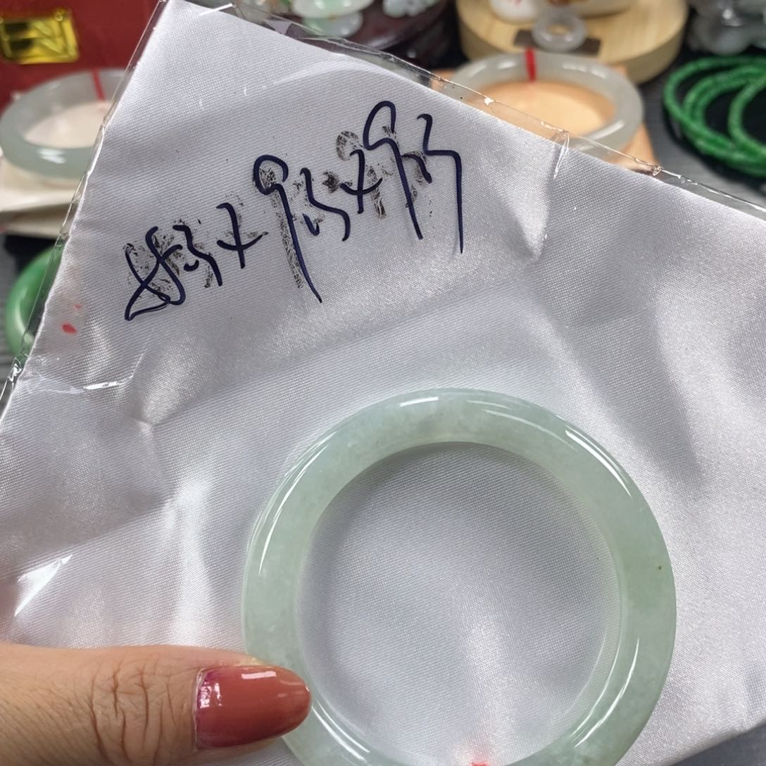 翡翠手镯未镶嵌天然翡翠