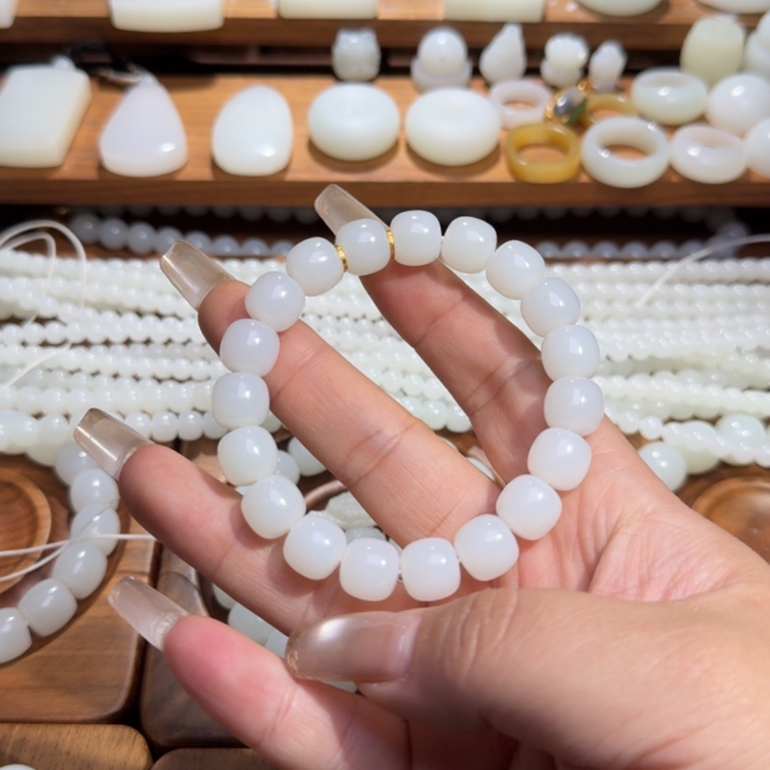 大***来和田玉未镶嵌颈饰