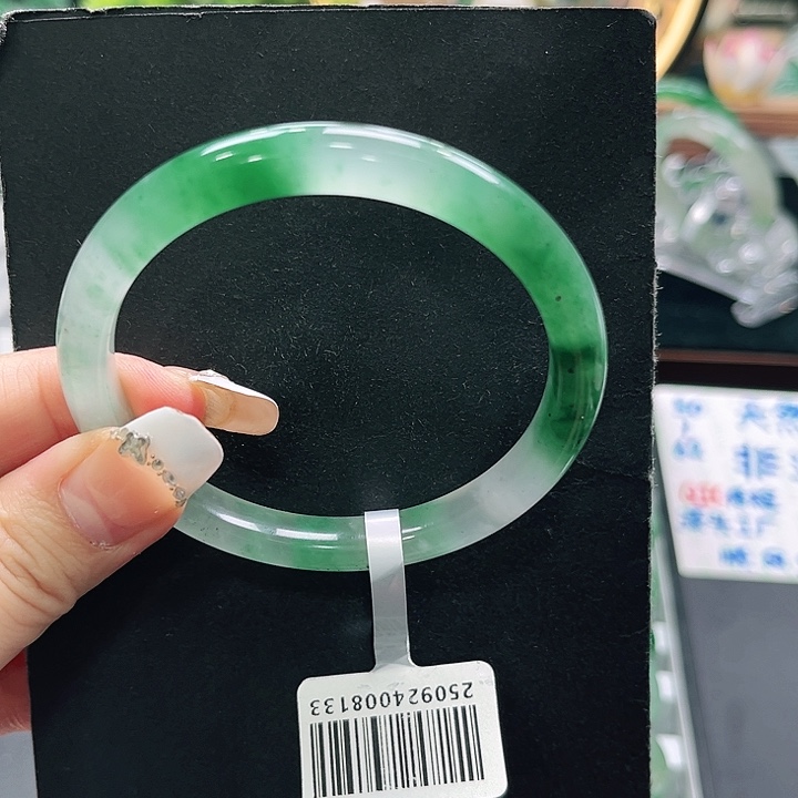 晓***华石英质玉（非洲翠）未镶嵌手镯