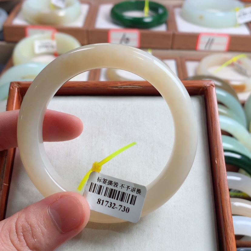 【闪购商品】和田玉手镯未镶嵌55