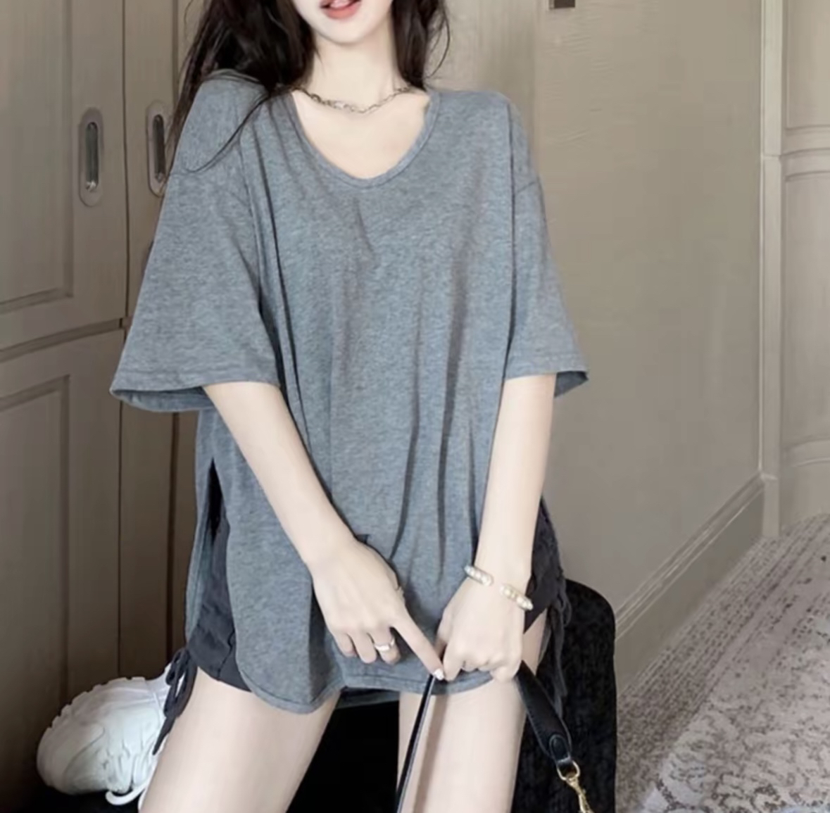 纯棉慵懒V领大版型宽松短袖T恤女夏季新款休闲遮臀中长款上衣