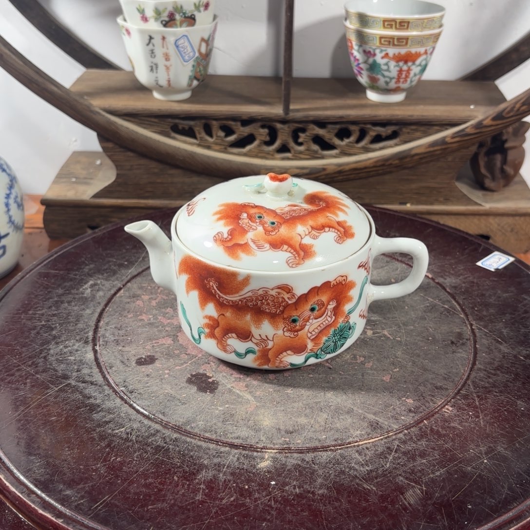 归***…粉彩太师少保茶壶一把！