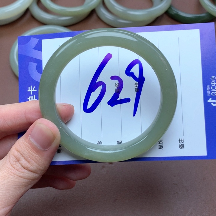 橘***六和田玉未镶嵌手镯