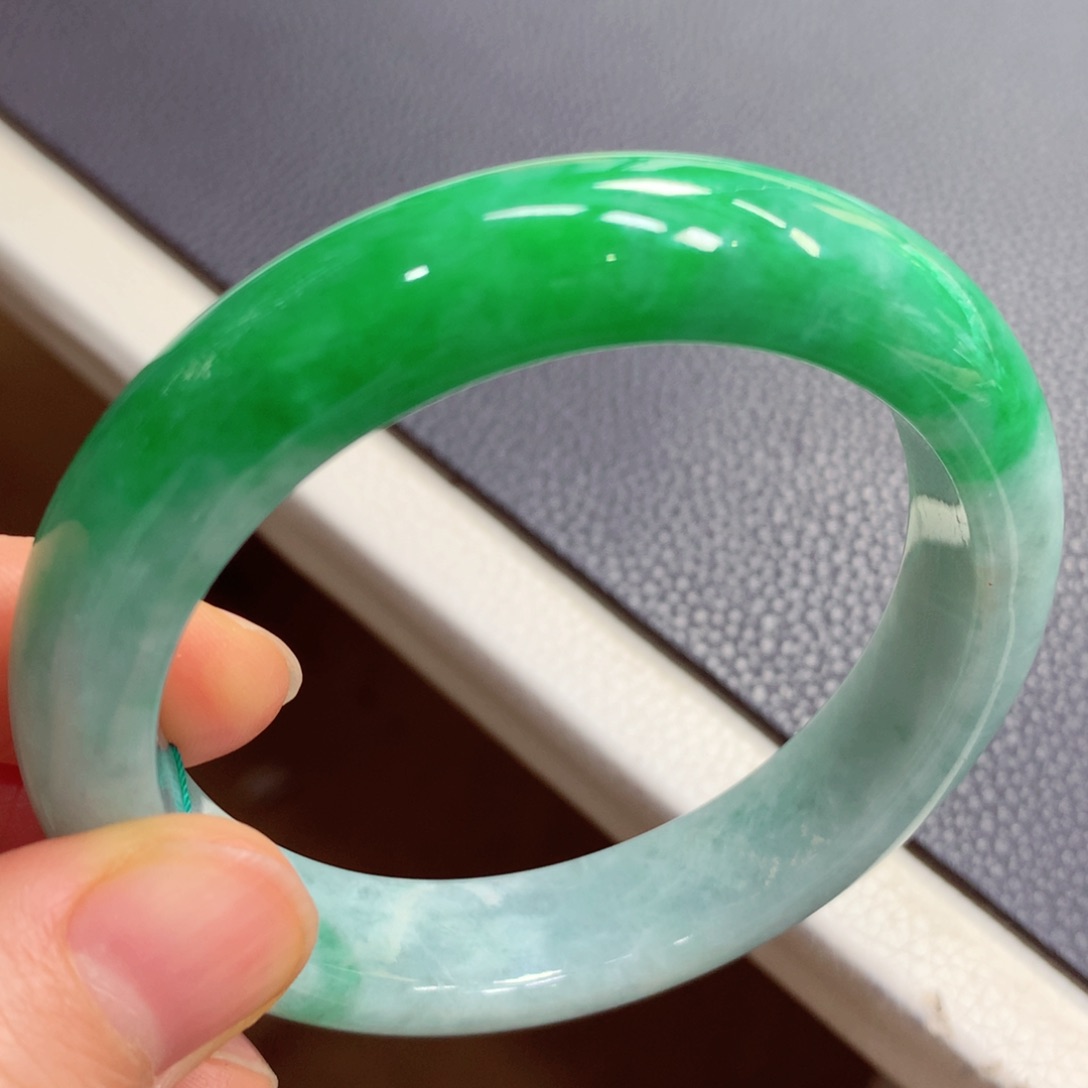翡翠手镯未镶嵌翡翠