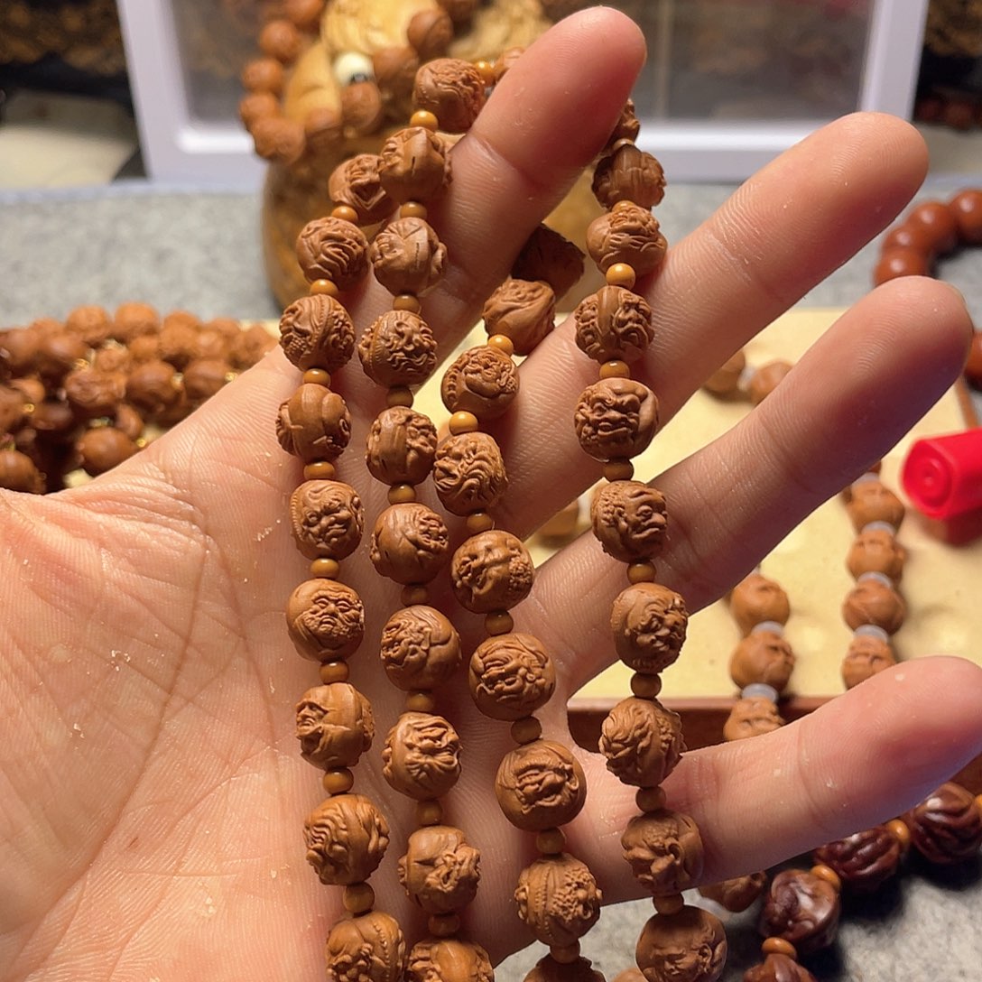 艺**书龙纹桃核雕刻三丰罗汉脖挂