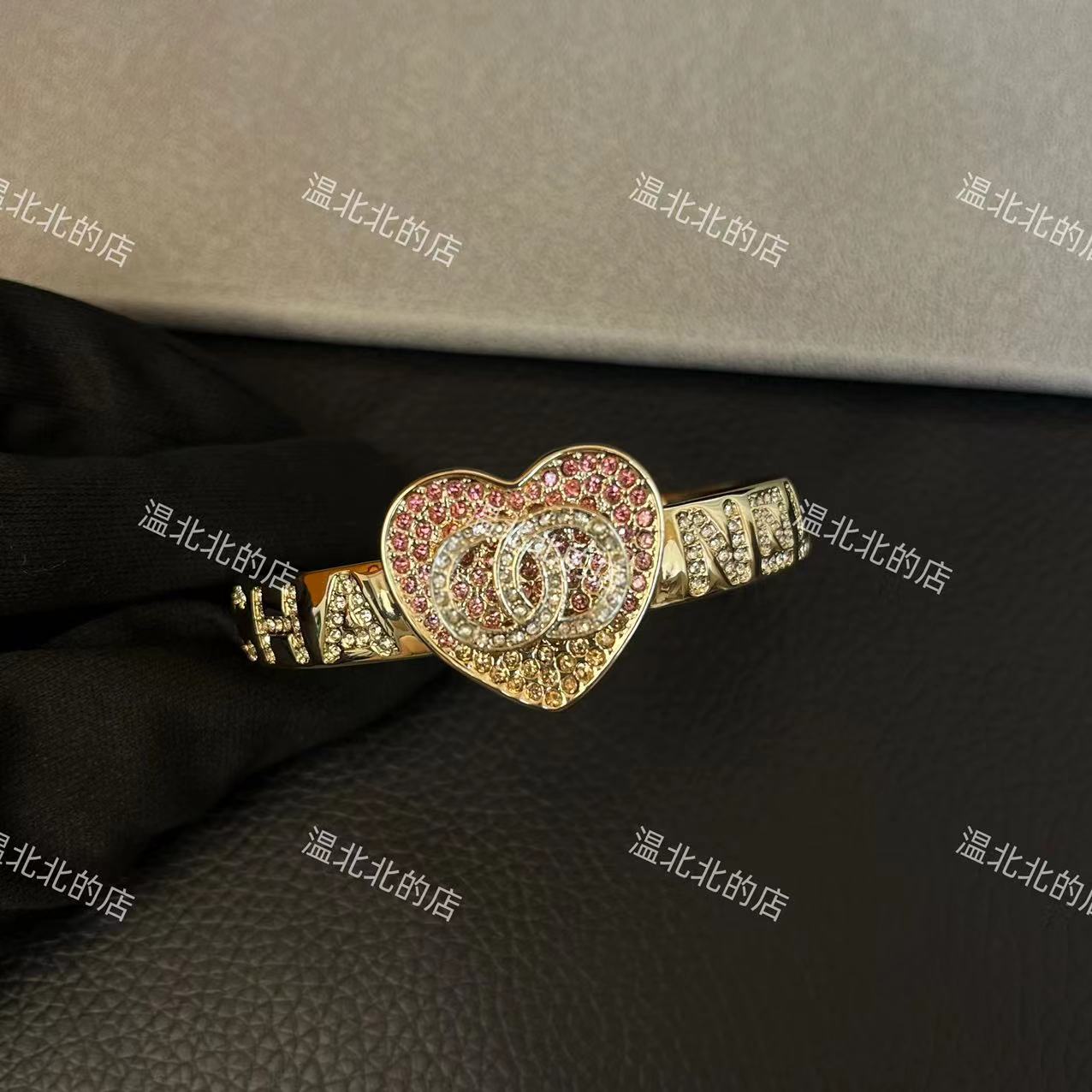 铜合金手镯 SZ008手镯 粉色爱心满镶大C手镯气质轻奢