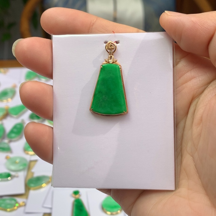 翡翠颈饰18K金镶嵌翡翠吊坠