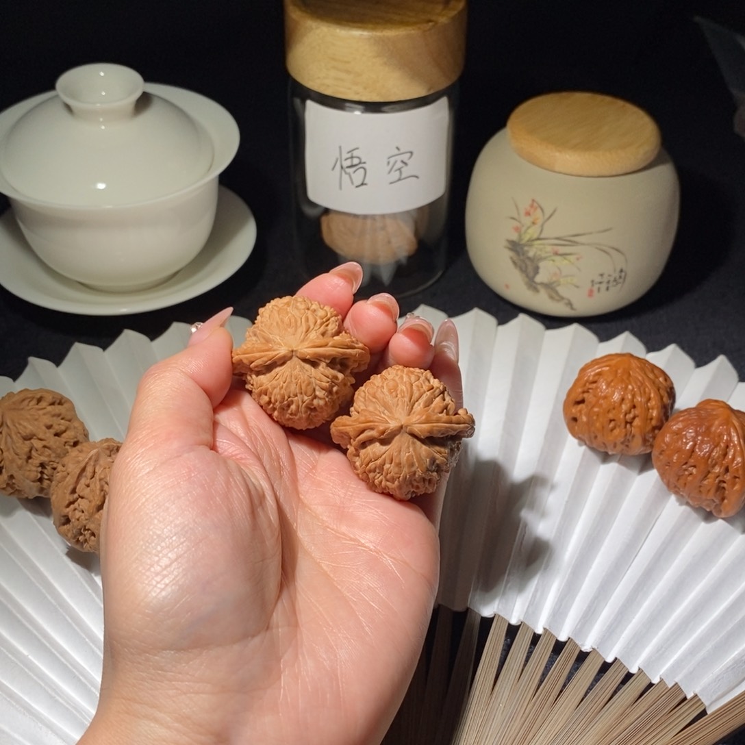 文玩核桃吊坠白狮子37