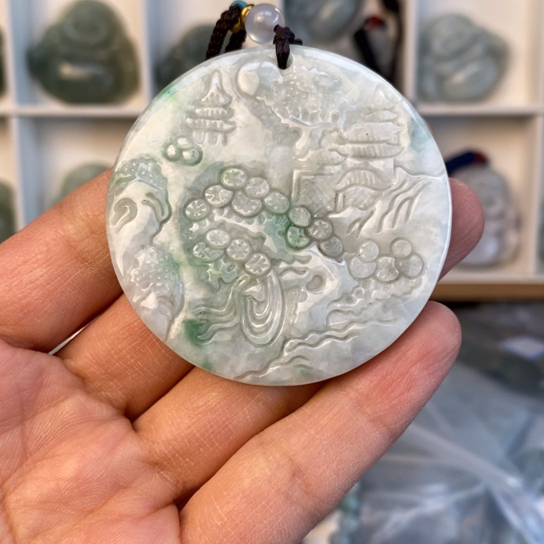 翡翠颈饰未镶嵌山水