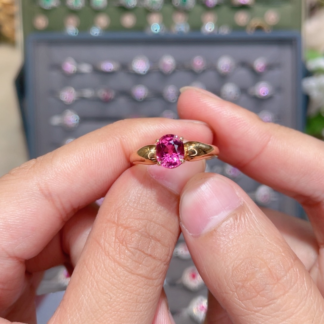 碧玺戒指18K金镶嵌1.32ct 