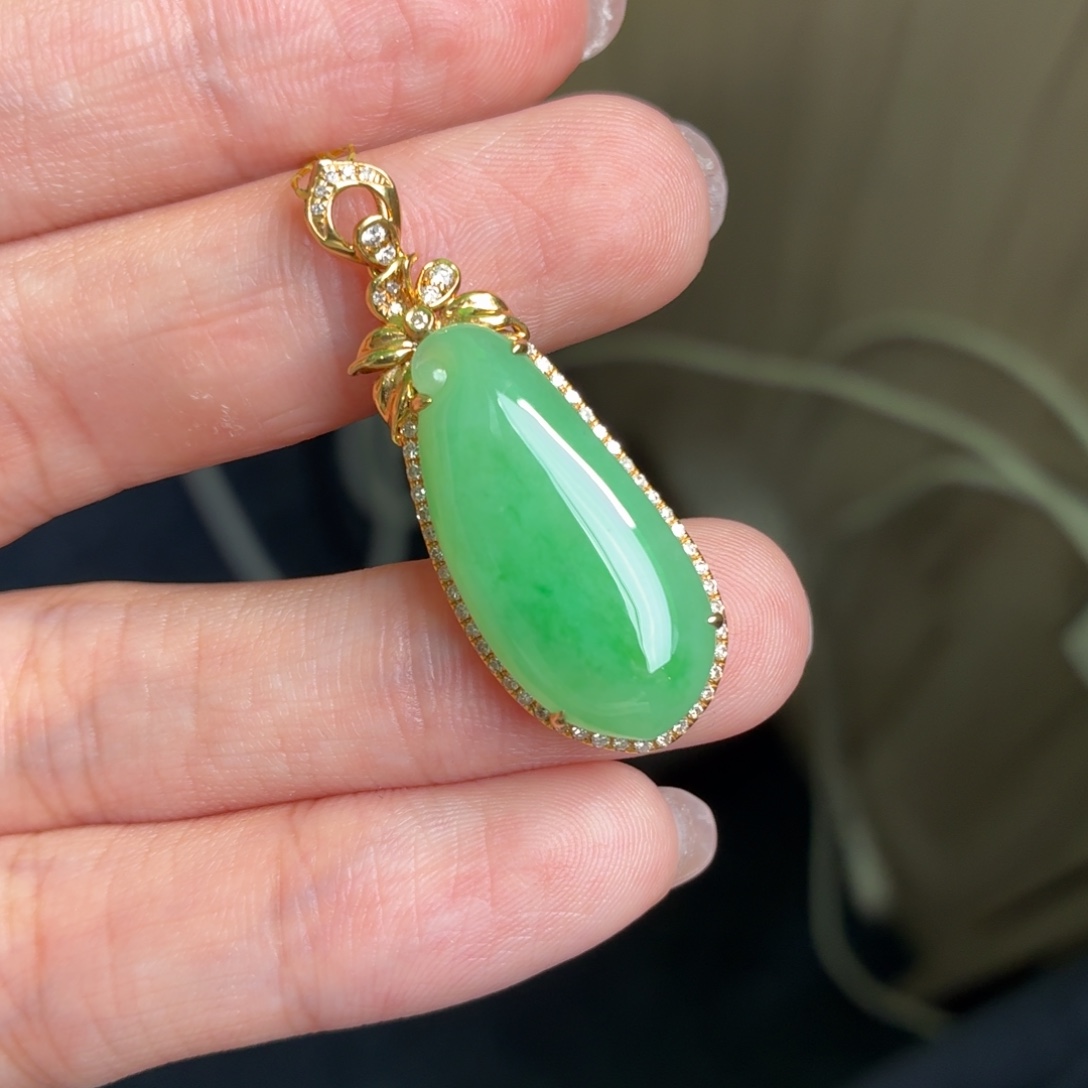 翡翠18K金镶嵌颈饰