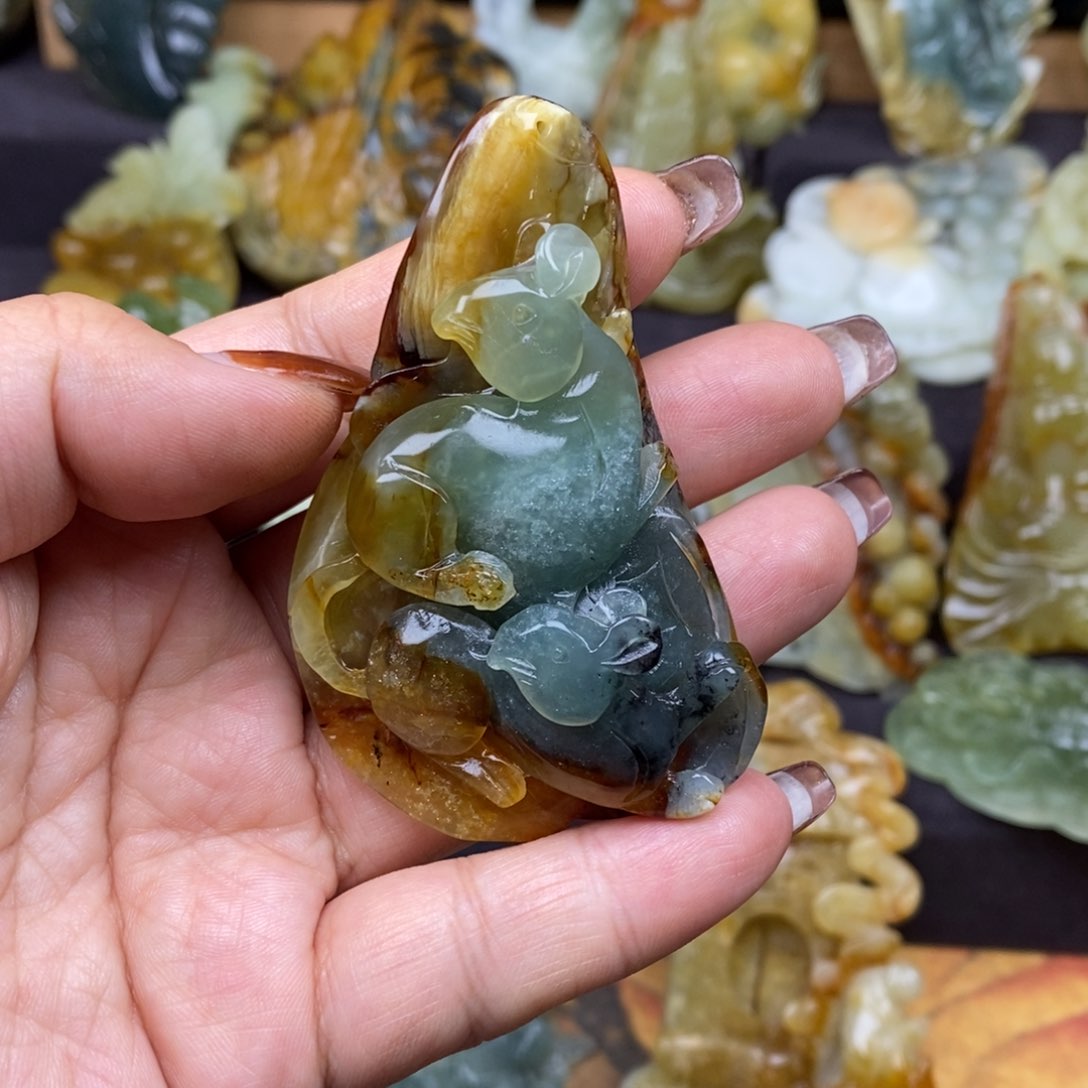 蛇纹石玉颈饰未镶嵌