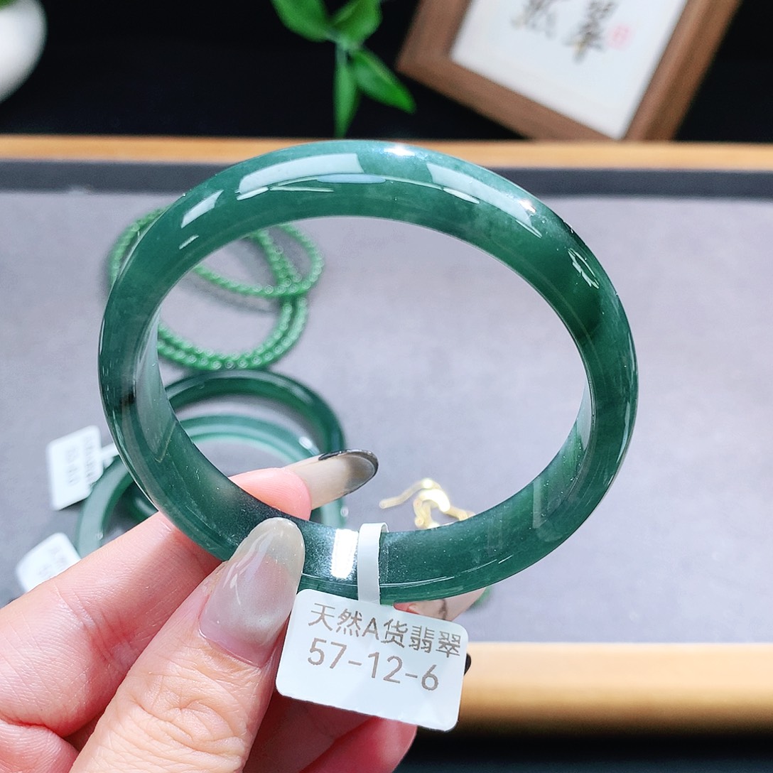 翡翠手镯（圆镯）未镶嵌
